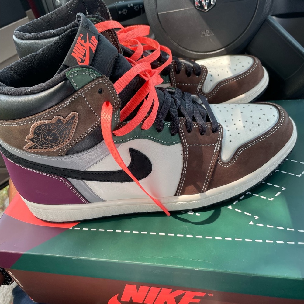 I’m selling Air Jordan 1 retro high OG the colors of the sneakers are black/arcB